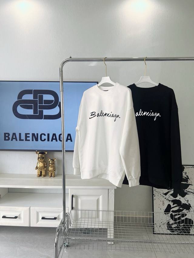 供 Balenciaga 巴黎世家 草写字母 印花圆领加绒卫衣 男女同款 Size：S-Xl Color：黑色、白色 Number：1468 原版定制100%精