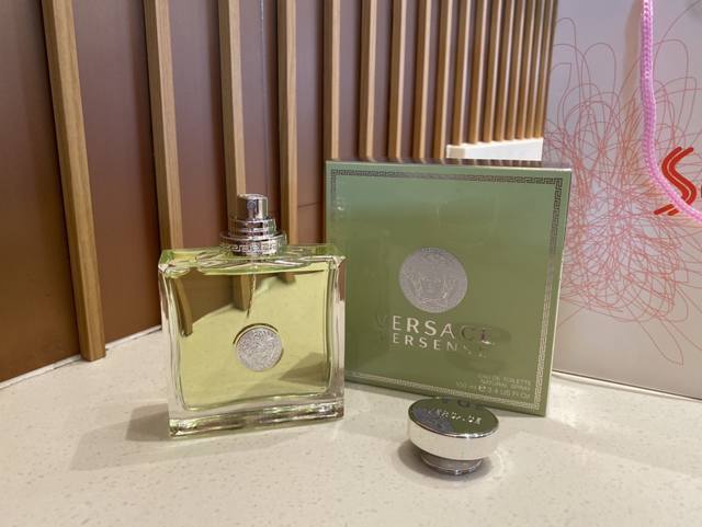 上新！ ，专柜版～范思哲心动 心动地中海 规格：100Ml。Versace Versense, 2009。香调：花香木质调，前调：香柠檬柑橘橘子无花果梨，中调：