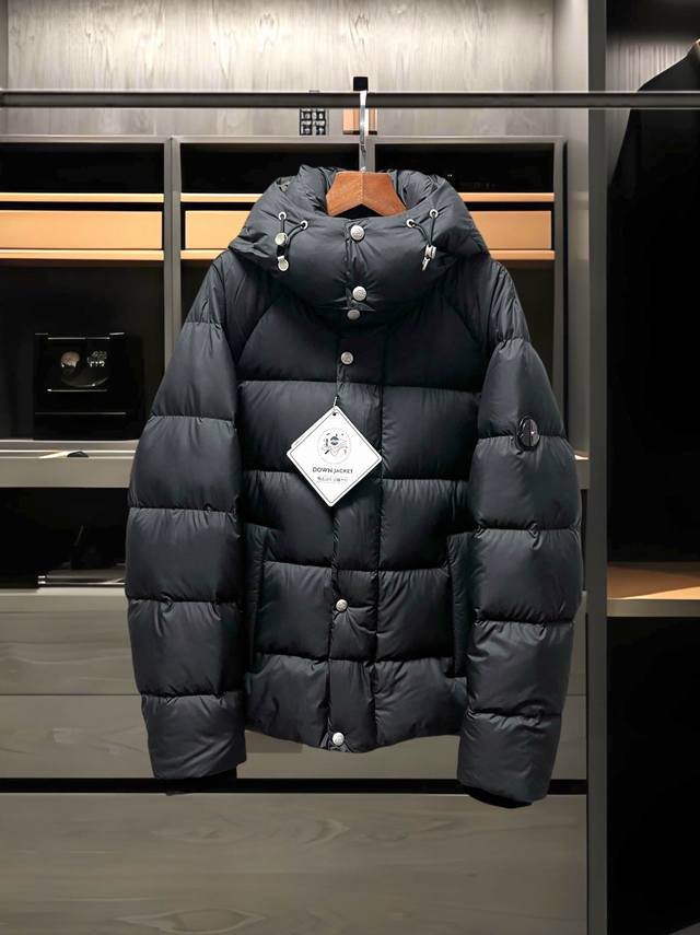 专柜顶级羽绒服！ 人气爆款！Moncler 蒙口专柜新品可拆卸连帽款白鸭绒羽绒服！恒隆在售万元级，款号：3682 蒙口家今年定制超柔丝绸梭织面料！内里填充超大容