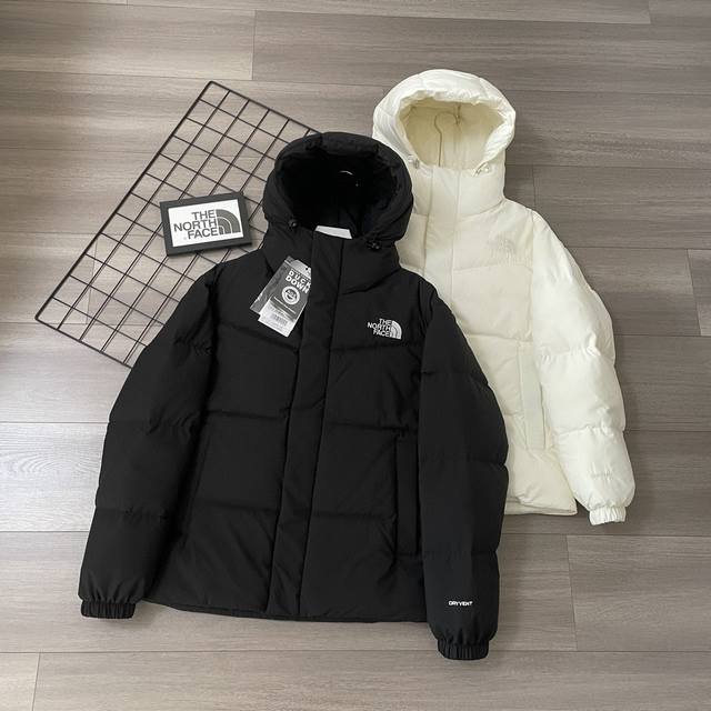 The North Face 北面24冬款三色刺绣logo连帽韩国代购防水防风鸭绒羽绒服 货号：Nj1D 户外界中的第一品牌！！ 此款为情侣款连帽设计羽绒服，海