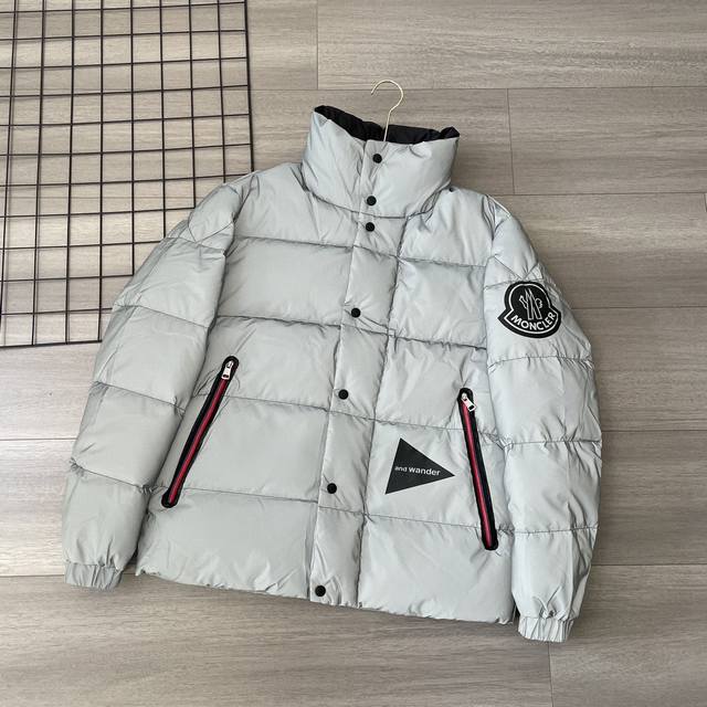 Moncler蒙口3M反光羽绒服 1952系列 该系列是moncler Genius项目的收藏2系列，是与“And Wander”合作开发的。这件羽绒夹克很好地