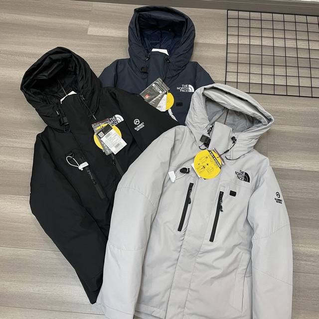 细节图！ 脱壳式三合一羽绒服the North Face 北面爆款喜马拉雅三合一连帽羽绒服上衣。内胆 外壳脱卸 即是羽绒服 也是外套 还是保暖内胆 男女户外天花