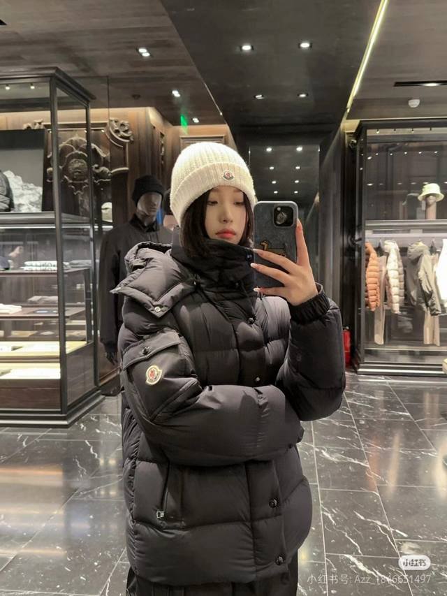 模特图！ Moncler 蒙口秋冬新品 Vezere鹅绒羽绒服 男女同款 哑光雾面 这款vezere短款羽绒夹克是基础款保暖单品，彰显moncler的风格特色。