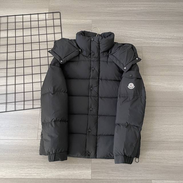 Moncler 蒙口秋冬新品 Vezere鹅绒羽绒服 男女同款 哑光雾面 这款vezere短款羽绒夹克是基础款保暖单品，彰显moncler的风格特色。Vezer