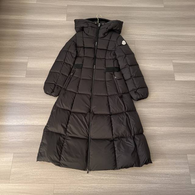 Moncler 蒙口 在逃公主 冬季新品 Faucon女士长款羽绒服 此款填充技术在裙摆,超级费绒的一款 哑光雾面 面料更具高级感 在逃公主必须要入的爆款 Fa