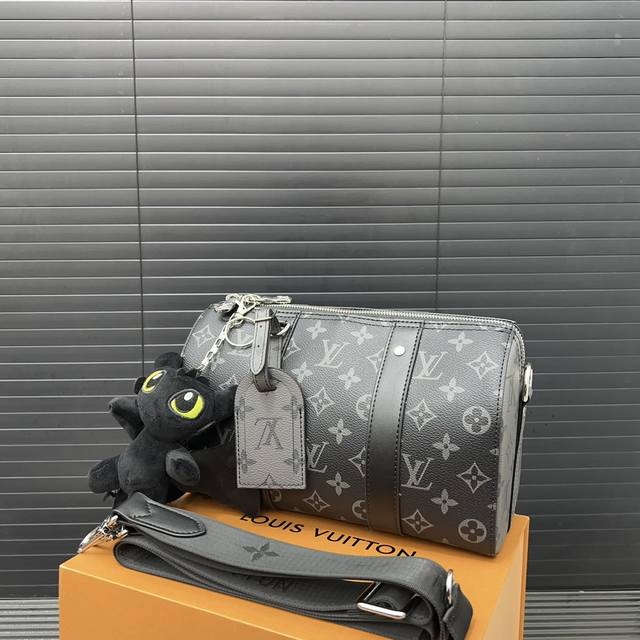 Louisvuitton 路易威登 配挂件 City Keepall 圆筒包 单肩包手袋 情侣款斜挎包 采用精湛镶嵌细工，经典百搭 实物拍摄 原厂原版面料 M4