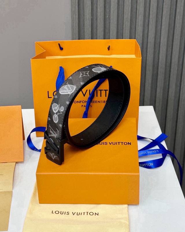 路易威登louis Vuitton Lv新款涂鸦系列水滴老花腰带 专柜包装！！ 货号：8050 水滴涂鸦+经典老花腰身搭配黑色的扣头 满满的高级感 Louis