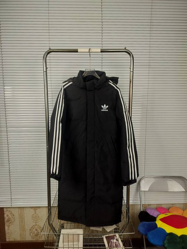 上新 Adidas 三叶草中长款过膝白鸭绒羽绒服外套 冷冬超保暖羽绒服外套 Adidas阿迪达斯三叶草专柜宽经典三杠连帽加厚羽绒服 男女闺蜜情侣款 内里填充重磅