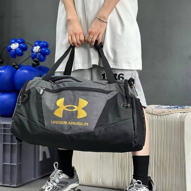 Under Armour 安德玛ua多功能健身包水桶包斜挎包瑜伽包。 非常实用的一款包。男女上身都特别好看，容量大，侧边独立鞋仓设计，内置多个口袋夹层，出门旅行