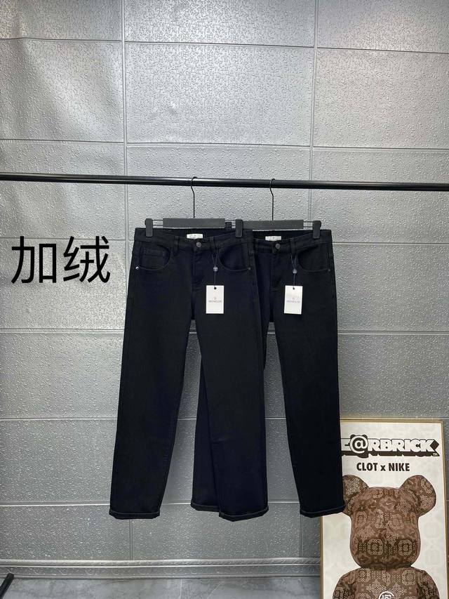 加绒 人气爆款！Moncler蒙口恒隆在售商务休闲精梳弹力牛仔裤 ！同步在售，售价高达万元级， M家今年最新精梳弹力牛仔面料！触感极致细腻，贴身舒服，表层多道处