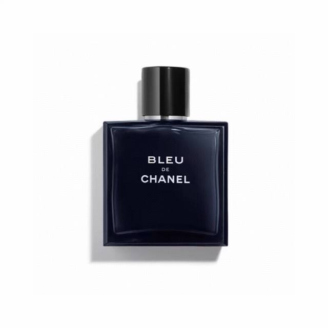 Chanel Bleu Edt香奈儿蔚蓝男士淡香水100Ml，配香奈儿手提袋。香奈儿蔚蓝男士香水系列，彰显桀骜不驯、坚定不妥协的男性魅力，李赞独立、坚毅的自由灵