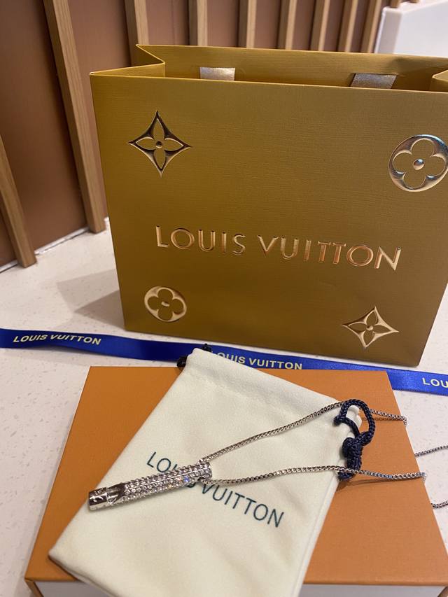 上新！ ，配专柜包装盒！Lv情侣款项链，Pendant Chain Lv Whistle 项链采用剔透水晶镶嵌品牌铭纹哨子吊坠，Lv 字母标识栖身一旁，在可调节