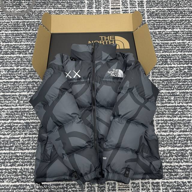 独家开模，非通货 Xx联名kaws 二代美版羽绒服！ The North Face X Xx Kaws 联名款 Fw22 1996 Nuptse Jacket