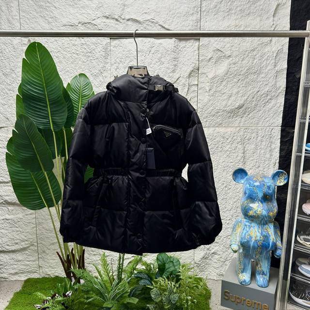 Panda版本！ #代购级 原版1:1复刻 普拉达三角包羽绒服 Prada 普拉达冬装新品高端定制！原版开发定制logo三角形再生尼龙面料，时髦精三角包连帽收腰