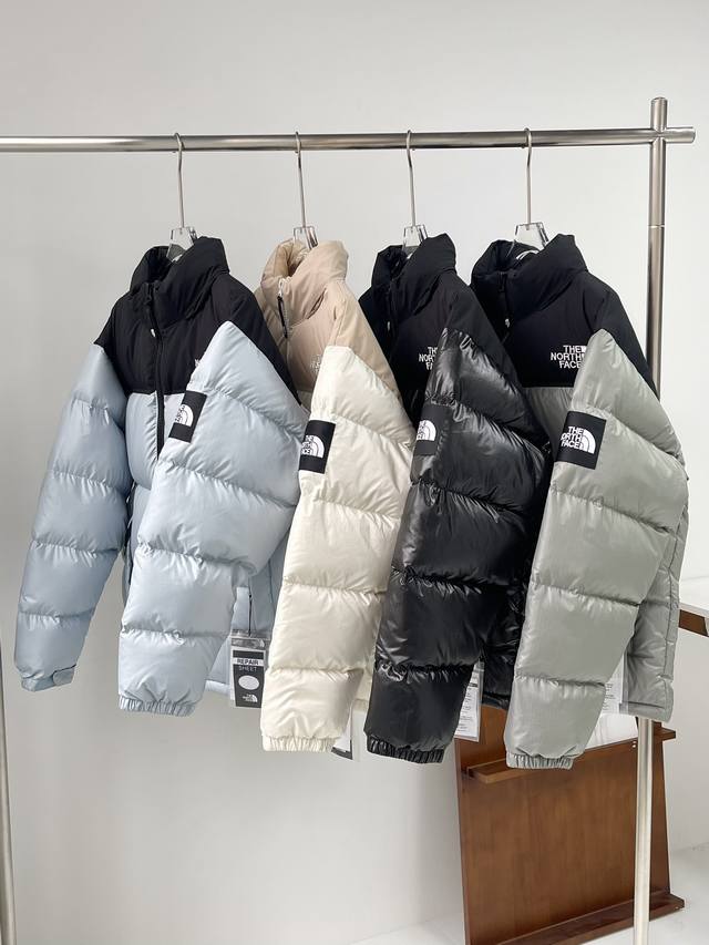 The North Face｜北面韩版白标袖标羽绒服 韩版北面的区别在哪： 韩版更贴合亚洲人的身材 袖子的长度和日版差不多 符合亚洲人身材，美版尺码要比韩版偏大