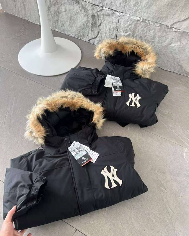 24Ss经典款mlb基础徽标 纽约洋基队 Fw21系列 徽标毛领！原版尼龙防泼水面料，印花石墨烯自发热内胆，双层内胆锁绒， 每件衣服均 克起充绒量，国标90白鸭