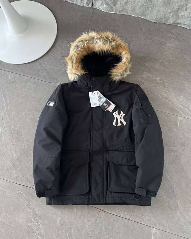 24Ss经典款mlb基础徽标 纽约洋基队 Fw21系列 徽标毛领！原版尼龙防泼水面料，印花石墨烯自发热内胆，双层内胆锁绒， 每件衣服均 克起充绒量，国标90白鸭