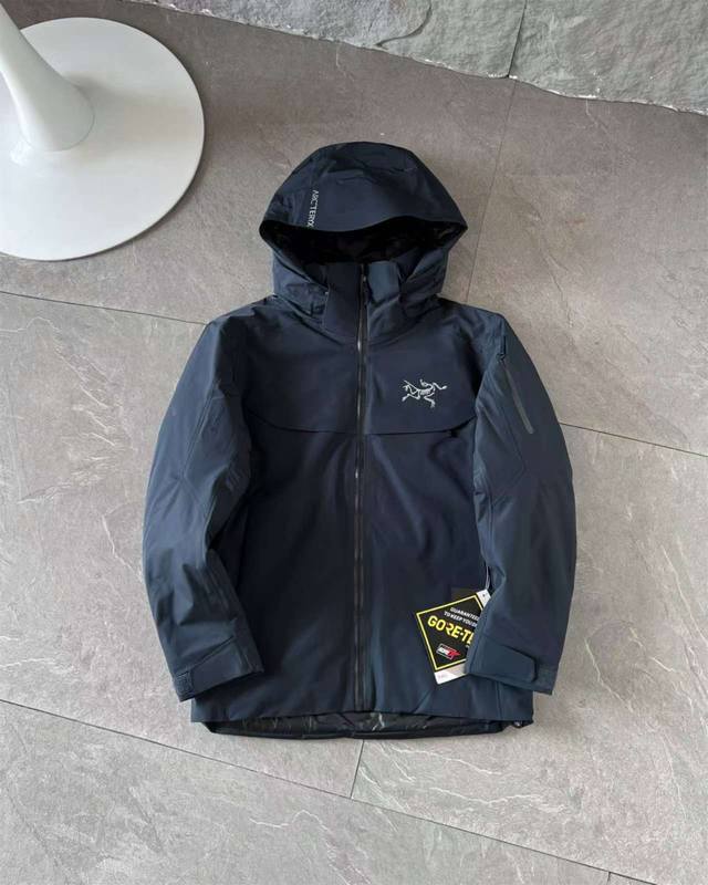 24Ss冬款高品质鹅绒羽绒服！帽子可拆卸！Arcteryx 始祖鸟macai Jacket男款厚款连帽滑雪服鹅绒羽绒服！纯纯的高货！！买菜款大鸟来袭！！这款鸟家