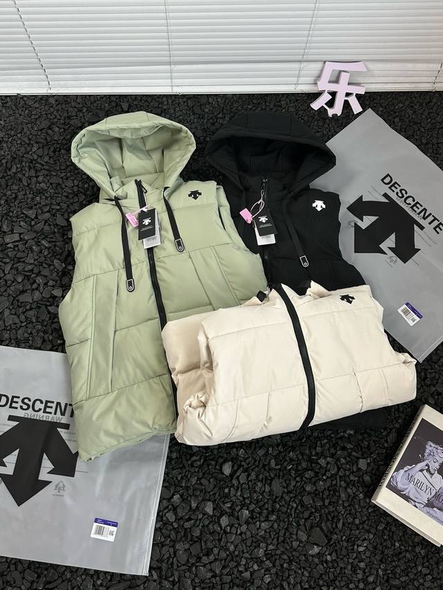 Descente 迪桑特 秋冬户外运动轻便保暖连帽棉服马甲男女款 - 这款马甲外套里面无论是搭配毛衣还是卫衣都非常的好看而且没有厚重感！ 3D立体裁剪，塑造最佳