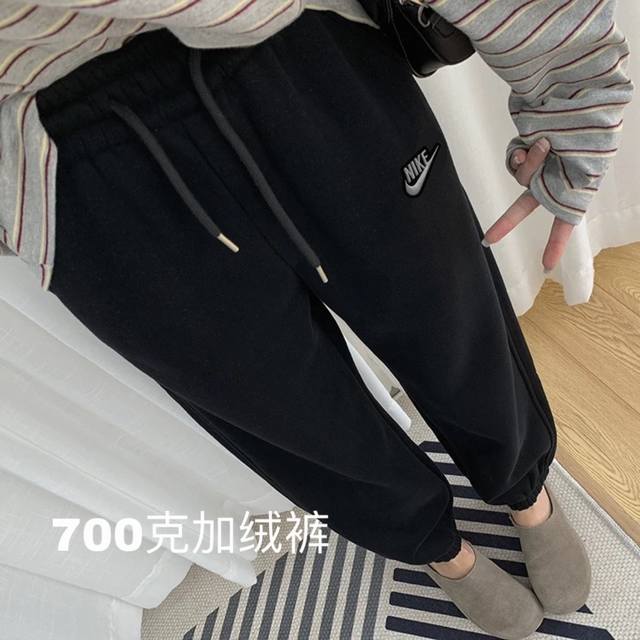 对标千元裤115 克加绒裤 刺绣耐克nike 克加绒束脚裤情侣款男女同款黑色长裤 加绒裤 克 最小码达到688克 是目前市场最高规格质量的也是市场最厚的面料做工