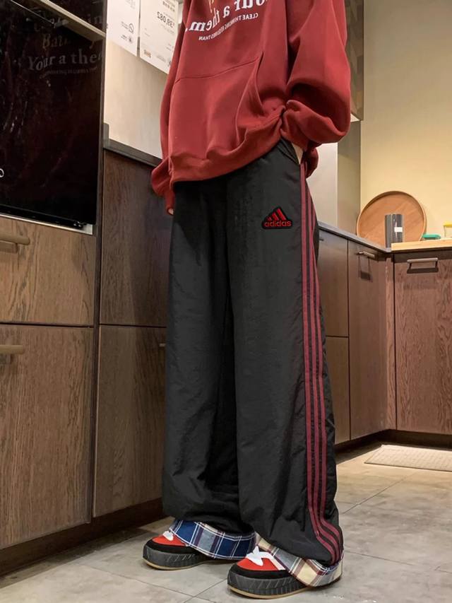 阿迪达斯adidas美式侧边条纹休闲裤棉裤男女冬季潮牌加绒加厚保暖直筒裤宽松长裤 采用防风34D面料 内里复合加绒 裤子转边格子设计 不仅仅能抗冻还更具有设计感