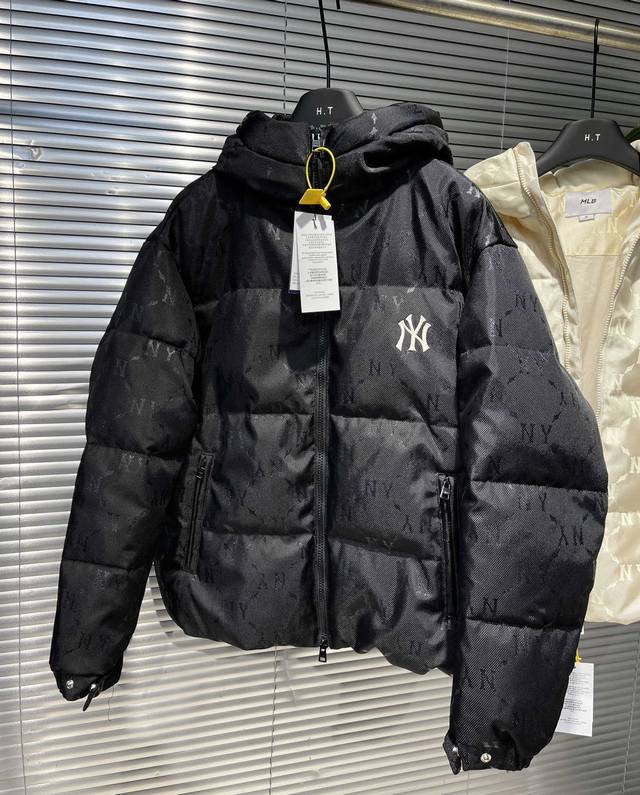 上新 ！Mlb 24Fw 男女情侣款钻石暗纹老花满印短款连帽羽绒服。 月销500+货号djm12X猫 0+ 出口尾货！纯正外贸代工厂渠道！ 定制满印面料，手感纯