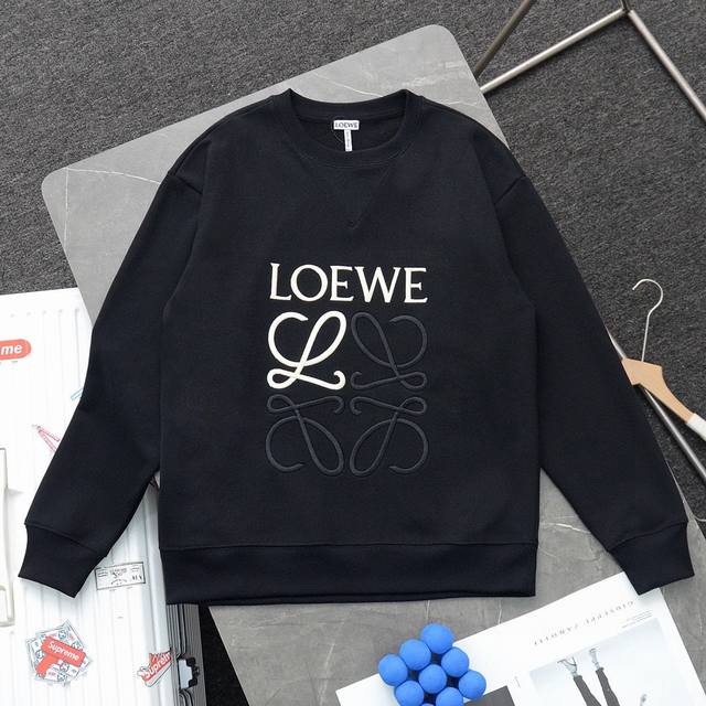 顶级复刻 高端定制 - Loewe 罗意威 新款胸前立体刺绣logo休闲圆领卫衣 - 货号：W240206 - 颜色：黑色 杏色 - 购入原版开模打造，全套定制