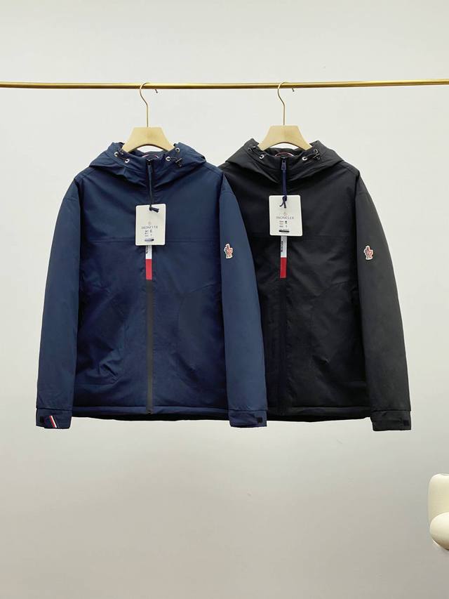 Moncler 盟可睐秋米兰秀场新款， 男士轻奢商务休闲连帽羽绒服。 颜色：黑色 藏青色 尺码：1.2.3.4.5 款号：6605 客供的复合科技面料， 表层防