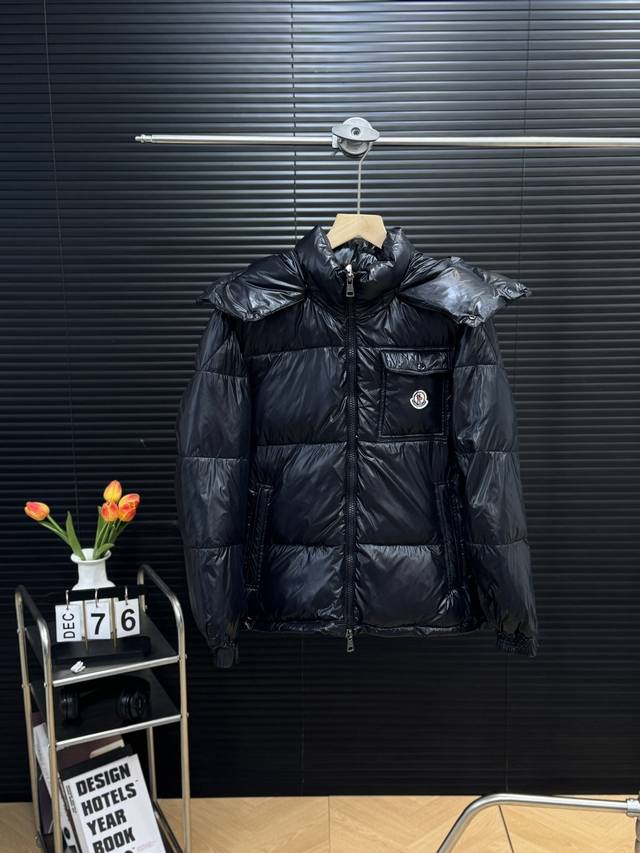 Moncler 盟可睐 蒙口玛雅三色织带胸前口袋情侣款连帽羽绒服 -颜色：黑色 -尺码：1 2 3 4 5 今年冬天最新款，盟可睐羽绒服以其闪亮漆面尼龙面料脱颖