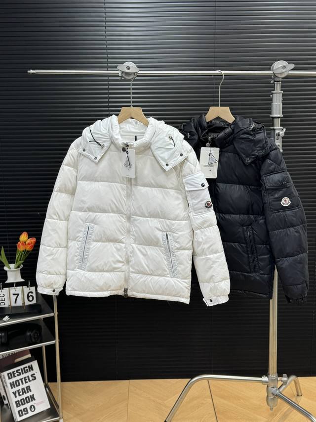 Moncler 盟可睐 蒙口玛雅三色织带胸前口袋情侣款连帽羽绒服 -颜色：黑色 -尺码：1 2 3 4 5 今年冬天最新款，盟可睐羽绒服以其闪亮漆面尼龙面料脱颖