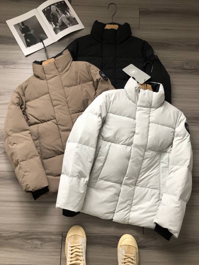 Canada Goose Pasts系列 Everett 加拿大鹅 黑标徽标刺绣男女款拉链立领羽绒服 颜色：白灰 卡其 黑色. 材质：Enduraluxe防风防