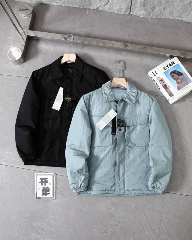 Stone Island石头岛 Fw23纯色尖领单排扣长袖夹克绗棉外套 独家制作的面料让这件衣服成为当下最火的搭配利器！ 颜色，版型，辅料及每一个细节都原汁原味