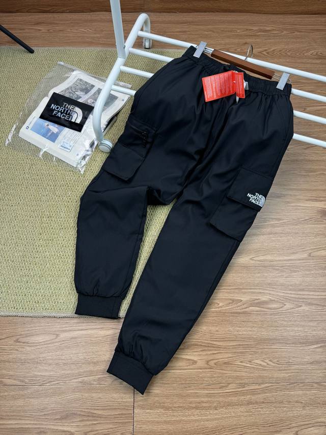 Thenorthface 北面刺绣冬季新款白鸭绒时尚保暖有型品质工装束脚羽绒裤 工装款更时尚，休闲百搭，合身版型，保暖舒适，搭配不同外套穿出不一样的风格，上身效