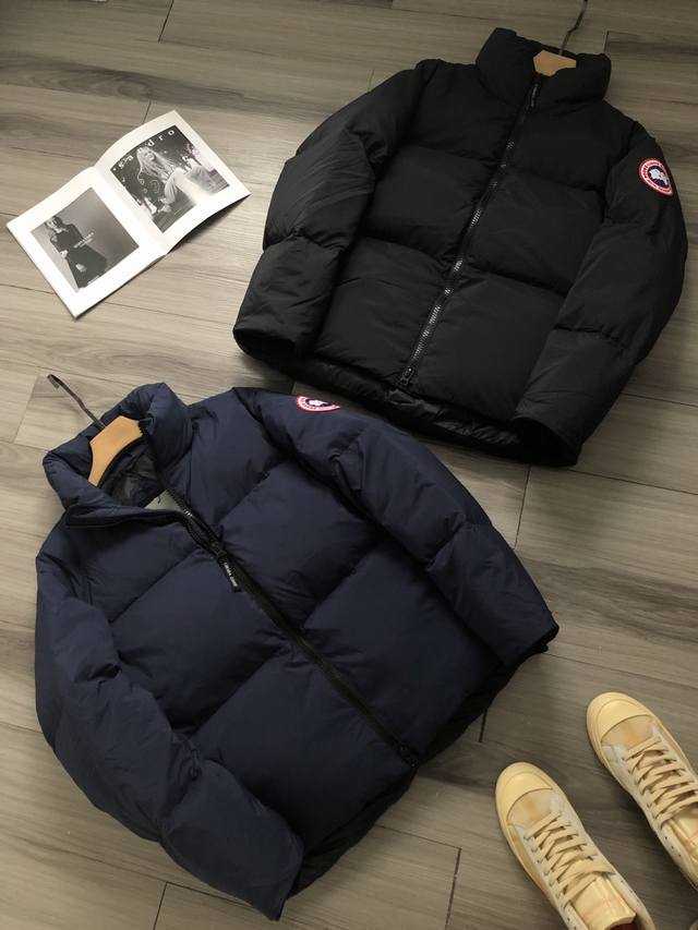 Canada Goose Lawrence系列 Everett 加拿大鹅 手臂红标徽标刺绣男女款拉链立领羽绒服 颜色：藏青 黑色. 材质：Enduraluxe防