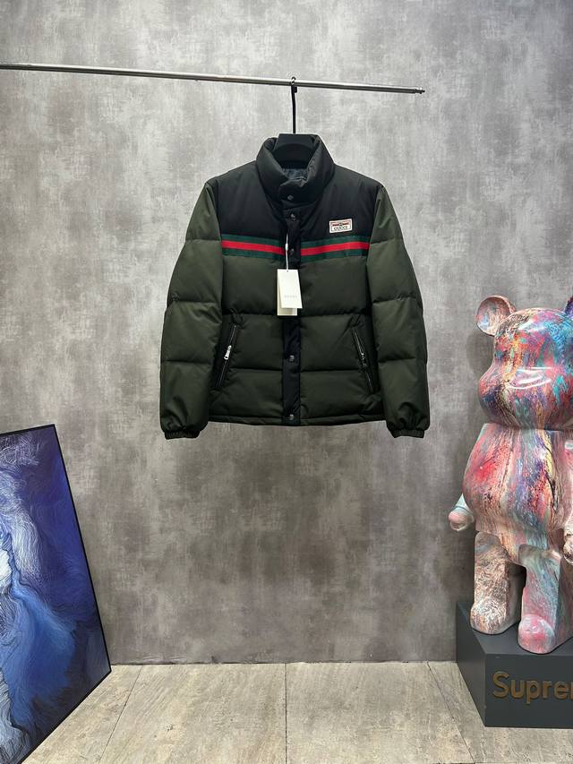 Gucci 古驰限定徽标织带立领羽绒服 超级百搭 “灭世版本”官网同步 男女同款！ 面料：聚酯纤维100％ 里料：聚酯纤维100％ 含绒：530克国标90％白鸭