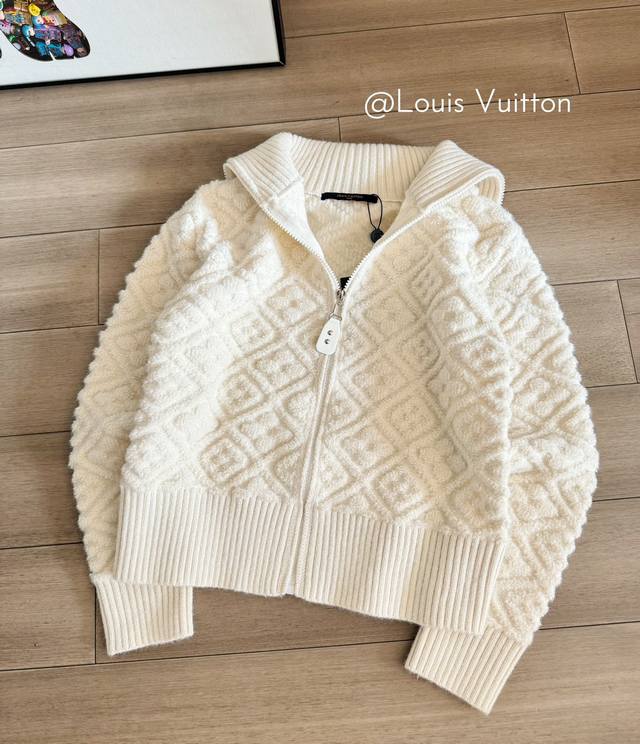 品名：Lv 立体浮雕满印logo拉链针织开衫 尺码：M.L 颜色：白色 L*这季新款开衫真的有被惊艳到，软软糯糯的好穿又好看，单穿 外搭 叠穿都很衬腰身比例，实