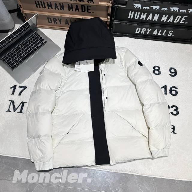 Moncler蒙口黑武士三色短款浮雕门禁羽绒服 男女同款 -面料：采用原版一比一定织定染面料。 -辅料：原版拆解开发，一比一定制的小标，领标，水洗，吊牌，五金等