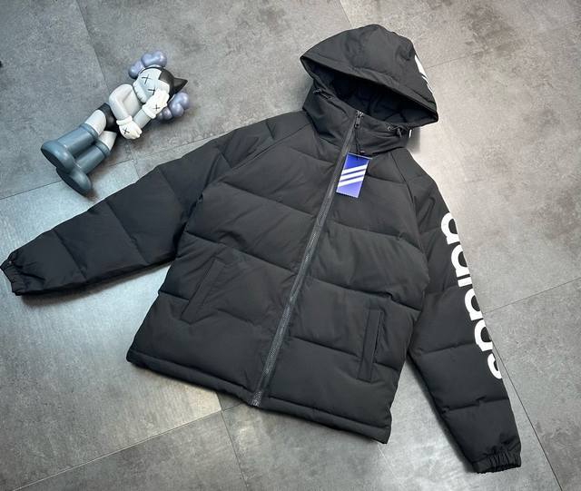 潮牌 Adidas 阿迪达斯新款麒麟臂羽绒棉衣棉服面包服！面料材质都是采用牛津软布 冲棉次数达到 800 一件羽绒棉服蓬松感强 上身效果好一件整衣重量 保暖效果