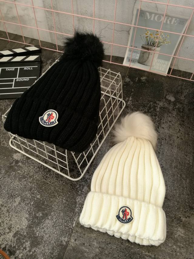 蒙口 Moncler 毛球帽 毛线帽 冷帽 专柜在售款 男女情侣款 颜色:黑色 白色 帽顶镶嵌丝滑毛球 与帽身颜色同步 帽身正前方经典蒙口小标 低调大气 帽身采