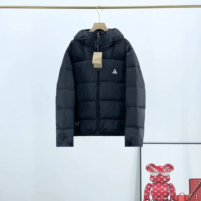 国标90绒 Nike 耐克acg系列连帽撞色羽绒服 外面料：原版一比一尼龙面料，面料亲肤保暖，可轻微防雨。 -填充物：国标90白鸭绒 -辅料：原版购入开发，原版