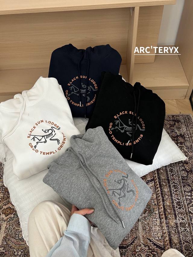 加绒卫衣 Arc‘Teryx 始祖鸟冬季加绒经典款立体印花连帽卫衣 重磅推荐，一比一复刻，立体硅胶印花 细节可见，三标齐全 采用加厚加绒华棉复合牛奶丝面料，不起