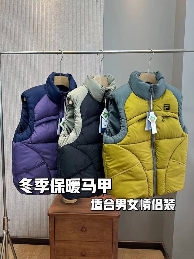 Fila 斐乐冬季棉服坎肩三防抗菌立领拼色棉服马甲 加厚设计 让你在寒冷的冬天也能感受到温暖的拥抱 三防抗菌功能 让你穿着更健康 男女同款 保暖度十足 上身效果