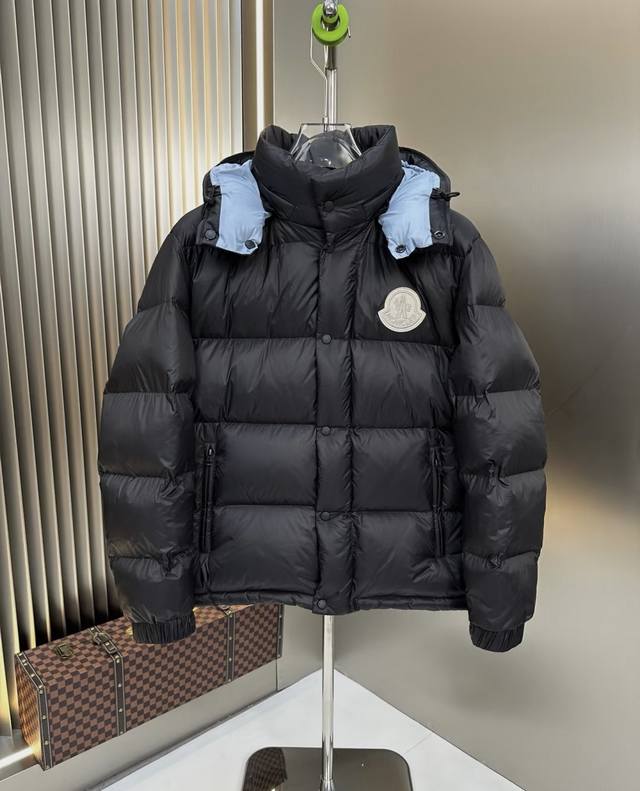 Moncler 蒙口冬季最新可拆卸两穿经典棉服 男女同款 全新色调焕新标志性款型 彰显品牌的典范之作，跨越季节与时尚的经典短款设计，具有个性鲜明的轮廓 可拆卸两