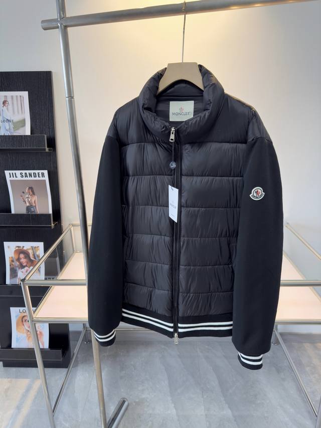 蒙口经典拼接领小标夹克羽绒棉服 Moncler 官网zp同步新款羽绒棉服 面料采用聚酯纤维涂层羽绒棉面料拼接 内里羽绒采用400多克羽绒棉填充蓬松度高 双层胆布