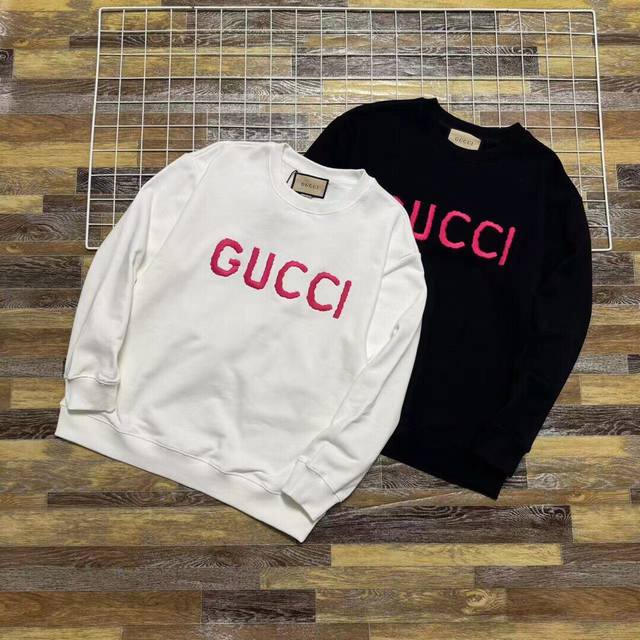 新款上新 高版本独家定制gucci 古驰2024春秋经典粉色饱满刺绣字母男女情侣款圆领长袖卫衣 今年最新款胸前精美饱满经典logo刺绣 面料采用480克 双纱棉