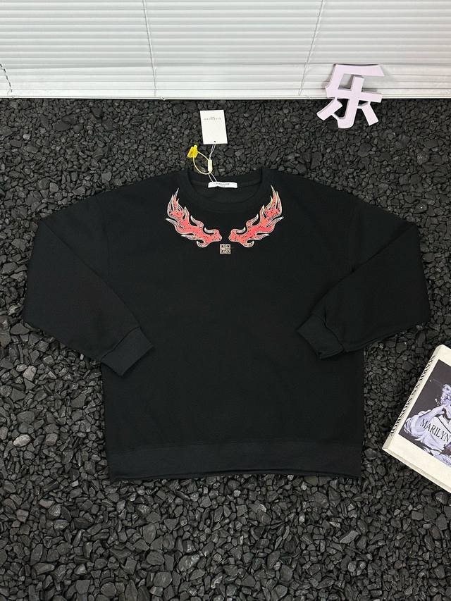 纪梵希 Givenchy 秋冬新品领口火焰印花卫衣情侣款 - 男女通吃好卫衣，胸口品牌标识高清印花工艺！高清印花，舒适不紧绷，三标辅料，做工细节都无可挑剔！ 官