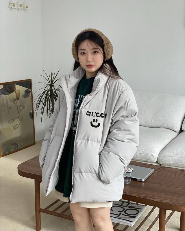 Gucci 古驰秋冬新款笑脸羽绒棉衣棉服面包服 高品质羽绒棉服 面料材质都是采用牛津软布 冲棉次数达到800 一件羽绒棉服蓬松感强 上身效果好 一件整衣4斤重量