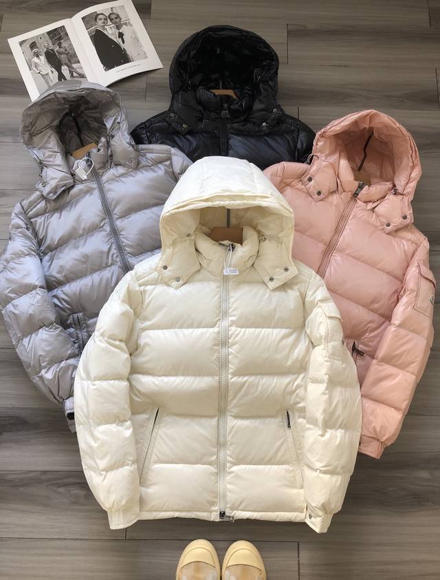 Moncler｜蒙口 四色 Maya系列 滑雪季 纯色油面手臂口袋徽标刺绣男女款羽绒服夹克外套. 颜色： 白色 粉色 1-4码 黑色 银色 1-6码 材质：40