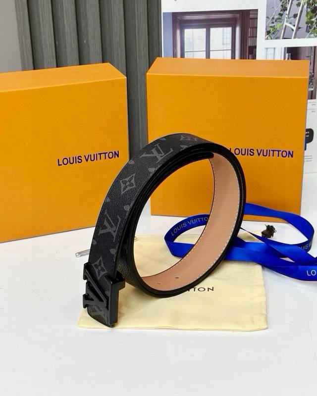 经典款路易威登louis Vuitton Lv黑头灰花腰带 专柜包装！！ 货号：8001 Louis Vuitton礼盒包装，经典哑光黑扣头高端大气上档次！刻花