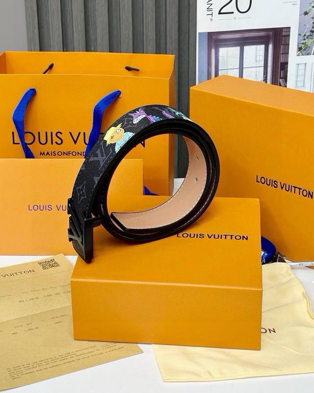 路易威登louis Vuitton Lv新款涂鸦公仔腰带 专柜包装！！ 货号：8004 涂鸦的腰身搭配黑色的扣头 满满的高级感 Louis Vuitton礼盒包